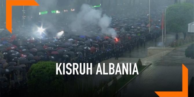 VIDEO: Kantor PM Albania Dilempari Petasan oleh Demonstran