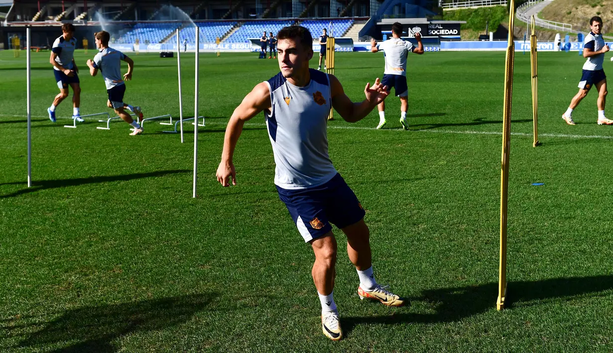 Penyerang Real Sociedad Spanyol #7 Ander Barrenetxea menghadiri sesi latihan menjelang  matchday 2 Grup D Liga Champions 2023/2024, di pusat pelatihan Zubieta di San Sebastian, 2 Oktober 2023. (ANDER GILLENEA / AFP)