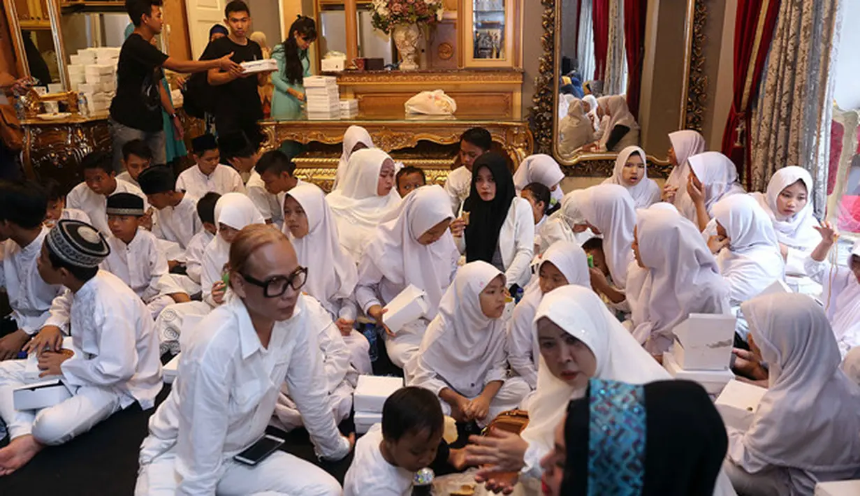 Di pagi hari, keluarga membawa anak yatim ke pusara Jupe di Pondok Ranggon, Jakarta Timur, untuk berdoa. Setelah itu dilanjutkan dengan Shalat Dzuhur berjamaah dan pengajian 40 hari meninggalnya Jupe di rumah. (Nurwahyunan/Bintang.com)