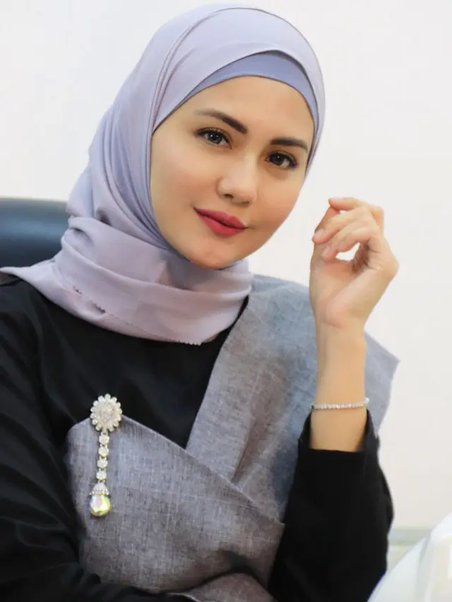 7 Gaya Juliana Moechtar Istri Mendiang Herman Seventeen Saat Tampil Berhijab