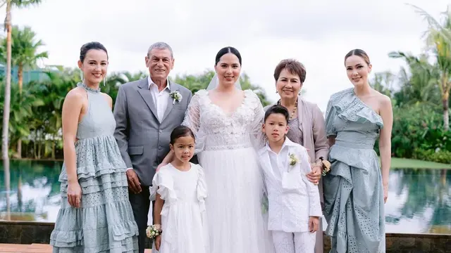 6 Potret Cathy Sharon dan Julie Estelle di Pernikahan Adik Bungsu, Tampil Kompak