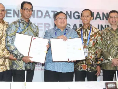 Menteri PPN/Kepala Bappenas Bambang Brodjonegoro (tengah) menunjukkan nota kerja sama investasi di Bali, Sabtu (13/10). Bappenas berhasil memfasilitasi kerja sama investasi dengan perkiraan total nilai Rp 47 triliun. (Liputan6.com/Angga Yuniar)