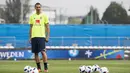 Penyerang Swedia, Zlatan Ibrahimovic, bersiap menendang bola saat latihan jelang Piala Eropa 2016 di Saint-Nazaire, Prancis, Kamis (9/6/2016). (AFP/Jonathan Nackstrand)