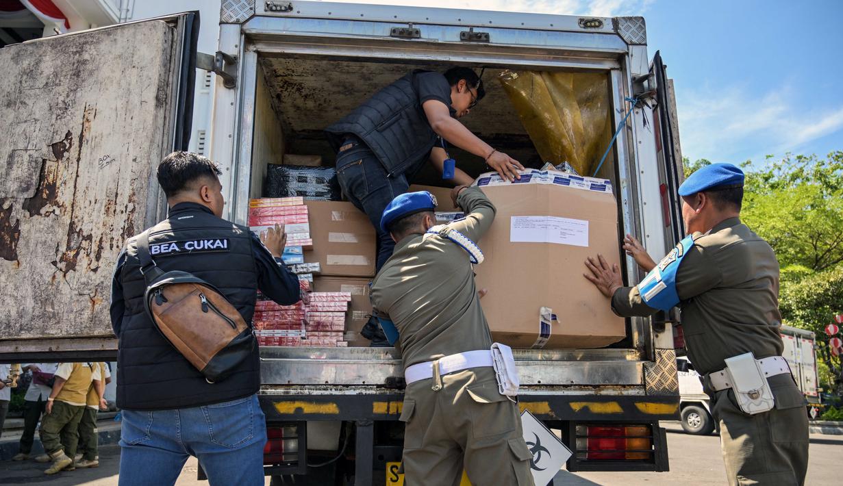 Pemusnahan ini bagian dari komitmen Pemerintah Kota Surabaya, Jawa Timur menggempur rokok ilegal. (JUNI KRISWANTO/AFP)