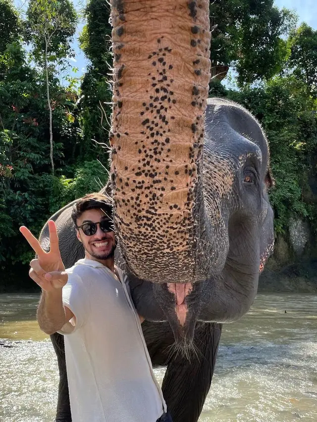 6 Momen Refal Hady saat di Tangkahan Ini Seru Main dengan Gajah