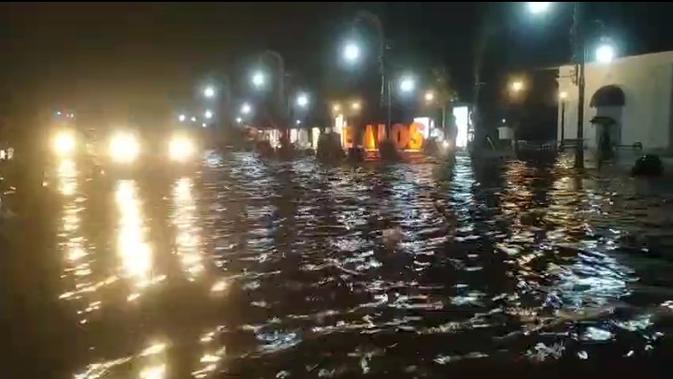 Jalur Pantura Situbondo Lumpuh Total, Diterjang Longsoran Batu dari Tanggul Jebol