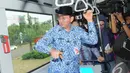 Plt Gubernur DKI Jakarta Basuki Tjahaja mengecek langsung kondisi mobil Transjakarta yang baru, Senin (10/11/2014) (Liputan6.com/Herman Zakaria)