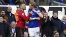 Bek Manchester United, Luke Shaw, bersitegang dengan pemain Everton, Tom Davies, pada laga Premier League di Stadion Goodison Park, Minggu (1/3/2020). Kedua tim bermain imbang 1-1. (AP/Jon Super)