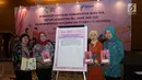 Dirjen Kesehatan Masyarakat MQIH Kirana Pritasari didampingi Sri Kusyuniati, Eni Gustina dan Laksmi Widyastuti berpose bersama saat Workshop Advokasi Pemanfaatan Buku KIA untuk kesehatan Ibu dan Anak, Jakarta, Rabu (19/9). (Liputan6.com/HO/Reza)