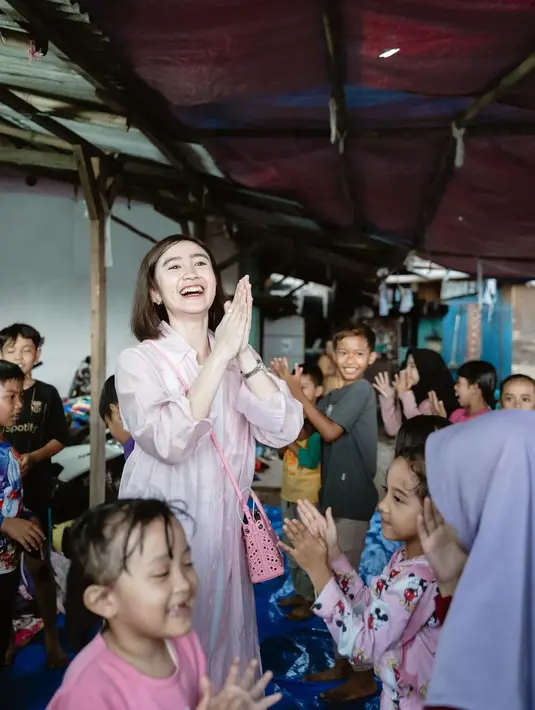 Febby tak menambahkan banyak aksesori, ia hanya tampak mengenakan sling bag pink yang serasi. [Foto: Instagram/febbyrastanty]