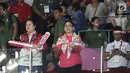 Ibu Negara, Iriana Joko Widodo bersama Menko PMK, Puan Maharani saat menyaksikan laga final bulutangkis beregu putra Asian Games 2018 antara Indonesia melawan China di Istora Kompleks GBK, Jakarta, Rabu (22/8). (Liputan6.com/Helmi Fithriansyah)