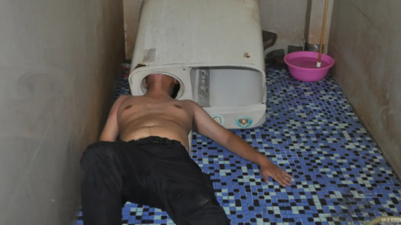 Perbaiki Mesin Cuci, Kepala Pria Ini Terjebak di Dalamnya. Foto : Shanghaiist