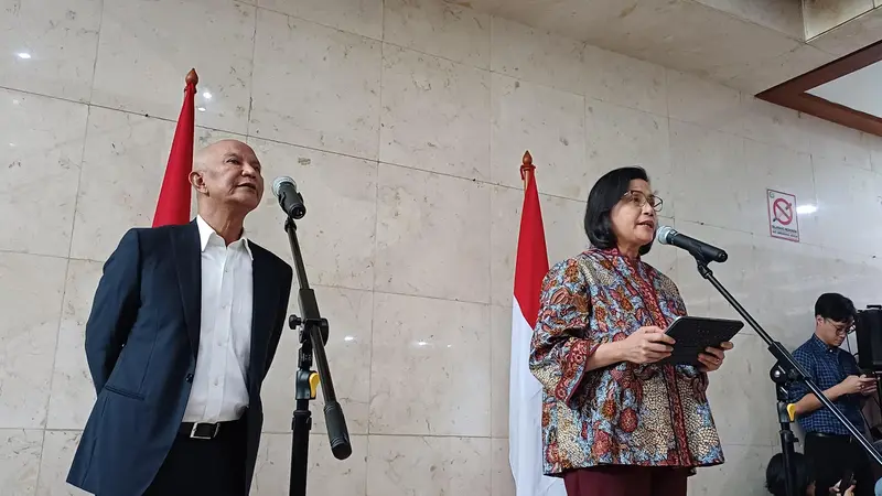 Ketua Badan Anggaran (Banggar) DPR RI Said Abdullah dan Menteri Keuangan (Menkeu) Sri Mulyani Indrawati sesi konferensi pers usai Rapat Paripurna DPR RI ke-7 Masa Persidangan I Tahun Sidang 2024-2025 di Kompleks Parlemen Senayan.