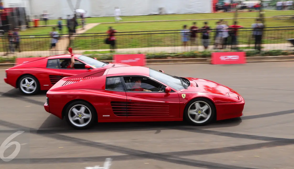 Pengemudi beradu cepat memacu mobil Ferrari klasik saat mengikuti Ferrari Festival of Speed di BSD City, Tangerang Selatan, Minggu (23/04). (Liputan6.com/Fery Pradolo)