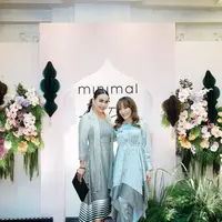 Melaney Ricardo tampil elegan dengan midi dress satin bernuansa monokrom. Dress tersebut dipadukan dengan pointed heels hitam dan anting-anting silver berukuran cukup besar, menambah kesan glamor.