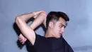 "Kita dituntut harus bisa perankannya. Menjalin chemistry dalam merankan karakter. Yang penting kita jalani apa yang ada di skenario. Profesional dan ikuti alurnya saja," kata Ricky Harun. (Nurwahyunan/Bintang.com)