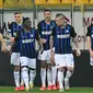 Para pemain Inter Milan merayakan kemenangan atas Parma pada laga Serie A di Stadion Ennio-Tardini, Sabtu (9/2). Inter Milan menang 1-0 atas Parma. (AFP/Miguel Medina)