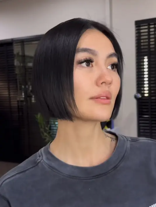 Rambut bob belah dia tersebut pun dipuji oleh para netizen di kolom komentar media sosial Agnez. Ada yang menyebutkan jika Agnez seperti kembali ke era serial Pernikahan Dini.  [@kierelippens]