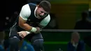 Atlet angkat besi Armenia, Andranik Karapetyan berteriak kesakitan usai mengalami cedera horor ketika tampil pada Olimpiade 2016 di Rio de Janeiro, Rabu (10/8). Siku Karapetyan patah saat hendak mengangkat beban 195 kilogram (REUTERS/Yves Herman)