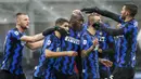 Para pemain Inter Milan merayakan gol pertama yang dibuat striker Romelu Lukaku dalam laga lanjutan Liga Italia Serie A pekan ke-9 melawan Bologna di San Siro Stadium, Sabtu (5/12/2020). Inter milan mengalahkan Bologna 3-1. (AP/Antonio Calanni)