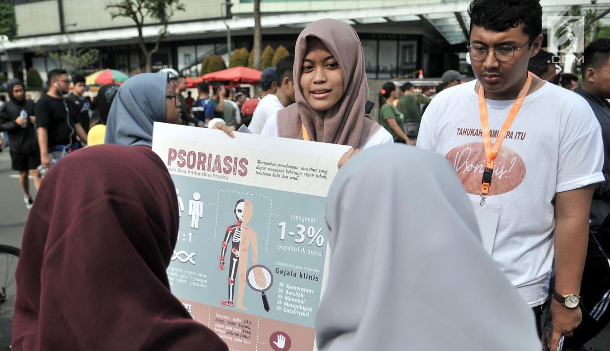 Mahasiswa dari Fakultas Kedokteran Universitas Indonesia (FKUI) mensosialisasikan tentang penyakit Psoriasis saat car free day di Jakarta, Minggu (4/11). Aksi itu bekerjasama dengan Rumah Sakit Cipto Mangunkusumo (RSCM). (Merdeka.com/Iqbal S. Nugroho)