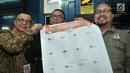 Komisioner KPU Ilham Saputra didampingi Anggota Bawaslu Fritz Edward dan Pihak Politeknik Media Kreatif menunjukkan surat suara legislatif kepada awak media saat pencetakan perdana di Kompas Gramedia, Jakarta, Minggu (20/1). (Merdeka.com/Iqbal S. Nugroho)
