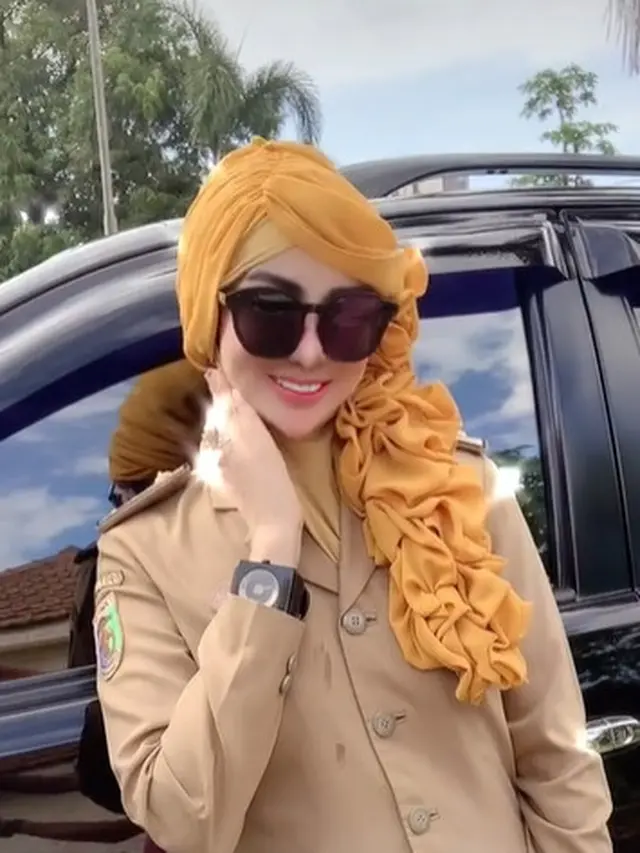 Viral Wanita Berseragam PNS Berdandan Mirip Barbie, Ini 6 Potretnya