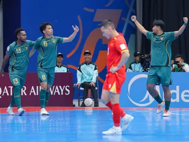 Pemain Timnas Futsal Indonesia merayakan keunggulan atas Vietnam pada babak perempat final Piala Asia Futsal 2026 di Indonesia Arena, Kompleks Gelora Bung Karno, Senayan, Jakarta, Selasa (3/2/2026). Timnas Futsal Indonesia memastikan lolos ke semifinal AFC Futsal 2026. (Bola.com/Bagaskara Lazuardi)