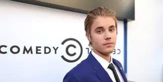 Justin Bieber kembali membuat onar dengan hal-hal tak terduga. Kali ini bukan soal perseteruan dengan penggemarnya, melainkan sebuah kejutan yang diberikan Justin berupa permainan piano di sebuah klub malam di Toronto. (AFP/Bintang.com)