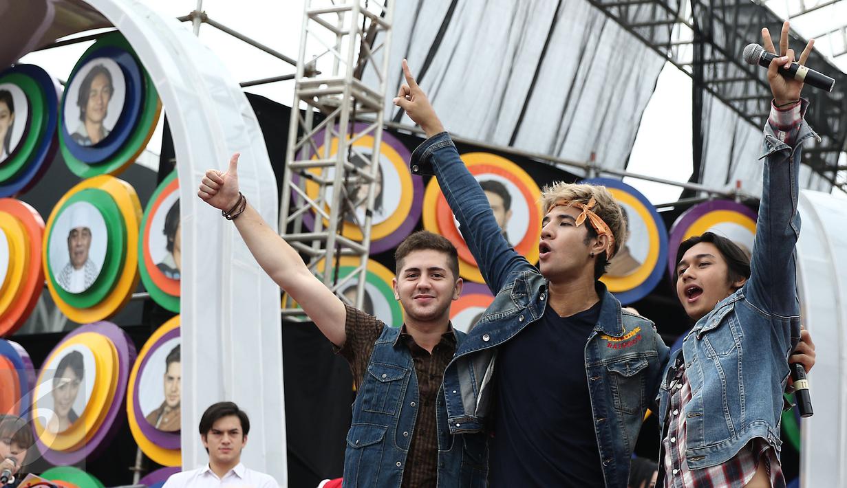 Sejumlah pemain sinetron Anak Langit saat Meet and Greet Sinemart All Star di kawasan Bintaro, Tangsel, Senin (20/2). (Liputan6.com/Herman Zakharia)