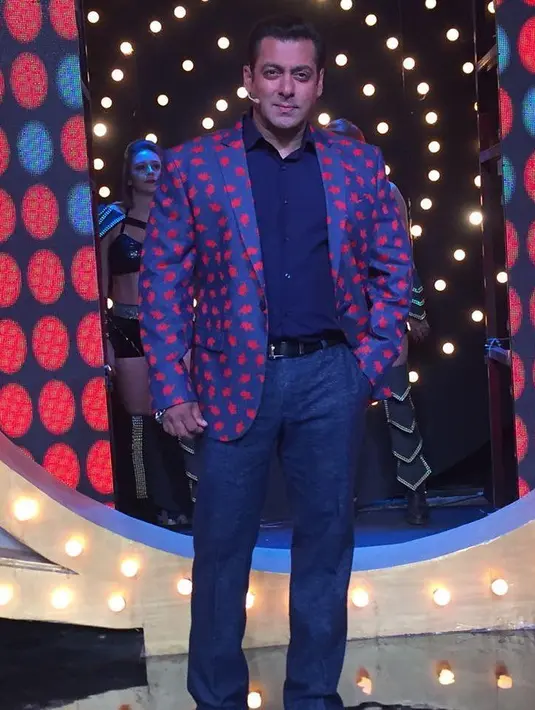 Tak hanya menangis, Salman Khan pun dikabarkan tak menyentuh makanan yang diberikan kepadanya. "Makan malanya terdiri dari daal dan roti, tapi ia tak menyentuhnya. Ia terlihat depresi dan banyak berpikir," tambahnya. (Foto: instagram.com/beingsalmankhan)