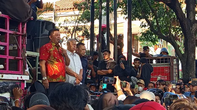 Ketua DPRD Pati dan pimpinan fraksi temui massa MPB.