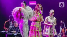 Grup vokal 3 Diva dan Erwin Gutawa turut memeriahkan hari pertama Synchronize Fest 2022 di Gambir Expo Kemayoran, Jakarta Pusat, Jumat (7/10/2022). 3 Diva merupakan supergroup yang beranggotakan tiga penyanyi terkenal yakni Titi DJ, Krisdayanti, dan Ruth Sahanaya. (Liputan6.com/Faizal Fanani)