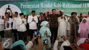 Pasangan cagub dan wagub DKI no. urut dua, Basuki Tjahaja Purnama dan Djarot Saiful Hidayat memberi salam usai acara Maulid Nabi Muhammad SAW 1438 H di kediaman Ketua umum Partai PPP Djan Faridz, di Jakarta, Senin (12/12). (Liputan6.com/Johan Tallo)