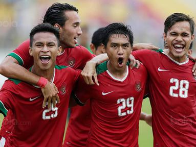 Para pemain Indonesia merayakan gol yang dicetak oleh Septian David Maulana ke gawang Myanmar pada Laga Sea Games 2017 di Stadion MPS, Selangor, Selasa (29/8/2017). Indonesia menang 3-1 atas Myanmar. (Bola.com/Vitalis Yogi Trisna)