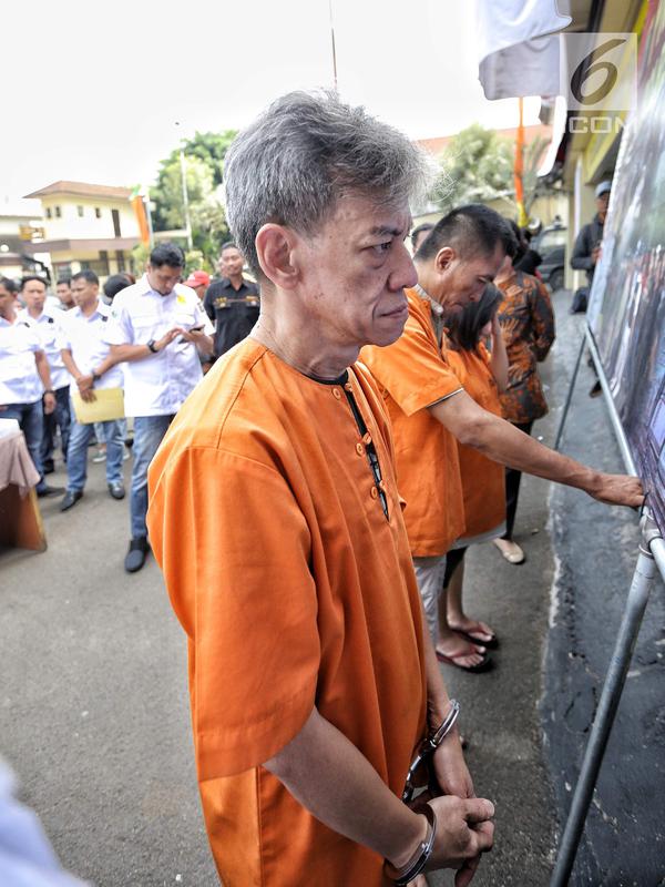 Musisi senior Fariz RM saat rilis pengungkapan kasus narkoba di Polres Jakarta Utara, Minggu (26/8). Kasus penyalahgunaan narkoba yang dilakukan Fariz RM membuatnya ditangkap untuk yang ketiga kali. (Liputan6.com/Faizal Fanani)