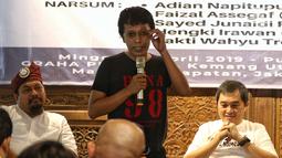 Aktivis 98 Adian Napitupulu (tengah) berbicara dalam diskusi sekaligus syukuran kemenangan capres-cawapres nomor urut 01 Joko Widodo atau Jokowi dan Ma'ruf Amin versi quick count di Jakarta, Minggu (21/4). Diskusi bertajuk 'Setelah Menang Mau Apa?'. (Liputan6.com/JohanTallo)