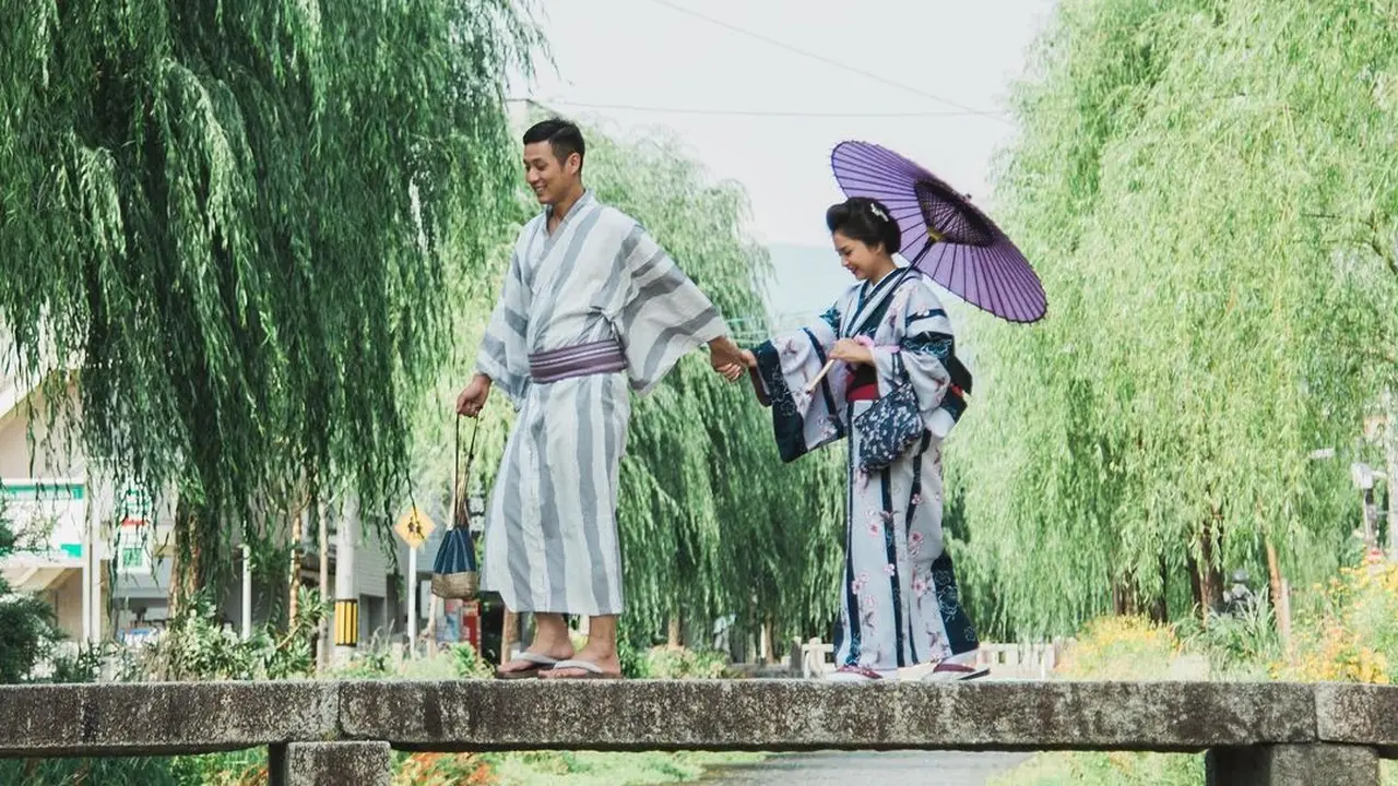 Momen bulan madu Putri Titian dan Junior Liem. (Foto: Instagram/putrititian)