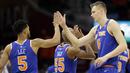 Pebasket New York Knicks, Kristaps Porzingis, merayakan kemenangan atas Cleveland Cavaliers pada laga NBA di Quicken Loans Arena, Cleveland, Minggu (29/10/2017).  Cavaliers kalah 114-95 dari Knicks. (AP/Tony Dejak)