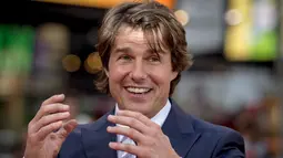 Senyum sumringah aktor Hollywood, Tom Cruise saat acara pemutaran perdana film "Mission Impossible : Rogue Nation" di New York, AS, Senin  (27/7/ 2015). Film ini tayang secara serentak di bioskop pada 25 Desember mendatang. (REUTERS/Brendan McDermid)