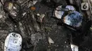 Sejumlah dokumen terbakar pasca kebakaran pemukiman di kawasan Manggarai, Jakarta, Minggu (18/12/2022). Kebakaran tersebut menghanguskan sekitar 50 rumah semi permanen yang ada di bantaran sungai Ciliwung. (Liputan6.com/Herman Zakharia)