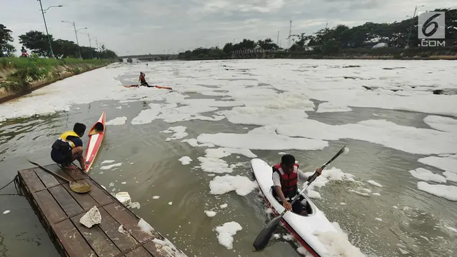 Saat Atlet Dayung Berlatih di Tengah Limbah Busa
