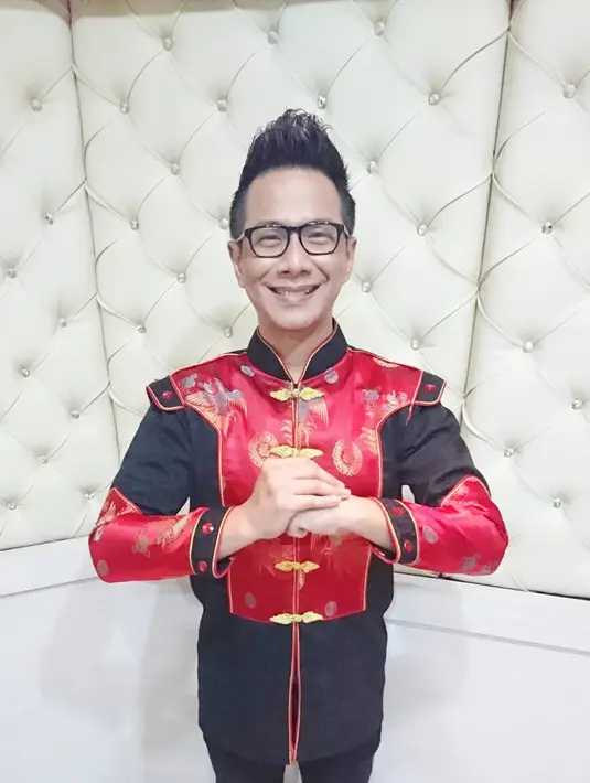 Delon tampil gagah dengan mengenakan cheongsam warna merah dan hitam. (Foto: instagram.com/delonthamrin)