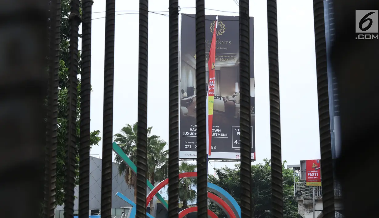 Sejumlah kendaraan melintas di sisi papan reklame di sekitar Jalan HR Rasuna Said, Jakarta, Sabtu (20/12). Pemerintah Provinsi DKI Jakarta akan menurunkan sebanyak 60 papan reklame yang dianggap melakukan pelanggaran. (Liputan6.com/Helmi Fithriansyah)