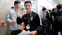 Penyerang Timnas Korea Selatan U-23, Hwang Hee-chan, saat tiba di Bandara Incheon dari Jakarta, Senin (3/9/2018). (Bola.com/Dok. KFA)