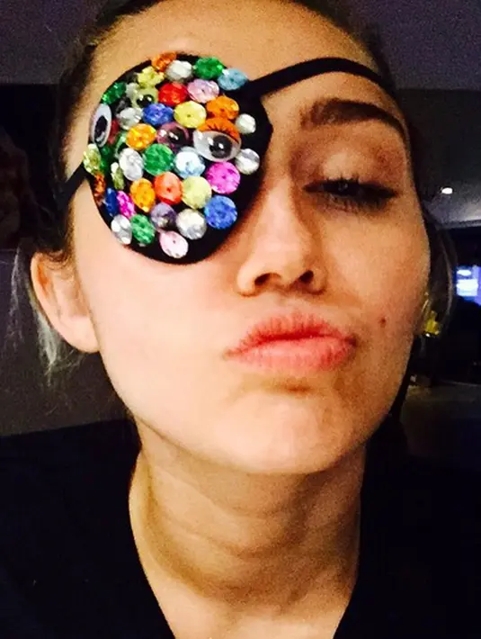 Miley si Mata Satu.  Sepertinya penyanyi kontroversial yang satu ini ingin menirukan gaya si bajak laut bermata satu. (Photo : Instagram)