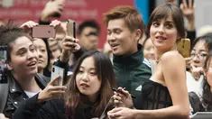 Aktris Dakota Johnson berfoto bersama penggemarnya saat menghadiri pemutaran film "The Friend" di Toronto International Film Festival di Toronto, AS (6/9/2019). Dakota Johnson tampil seksi mengenakan gaun hitam menerawang Dior. (Nathan Denette/The Canadian Press via AP)