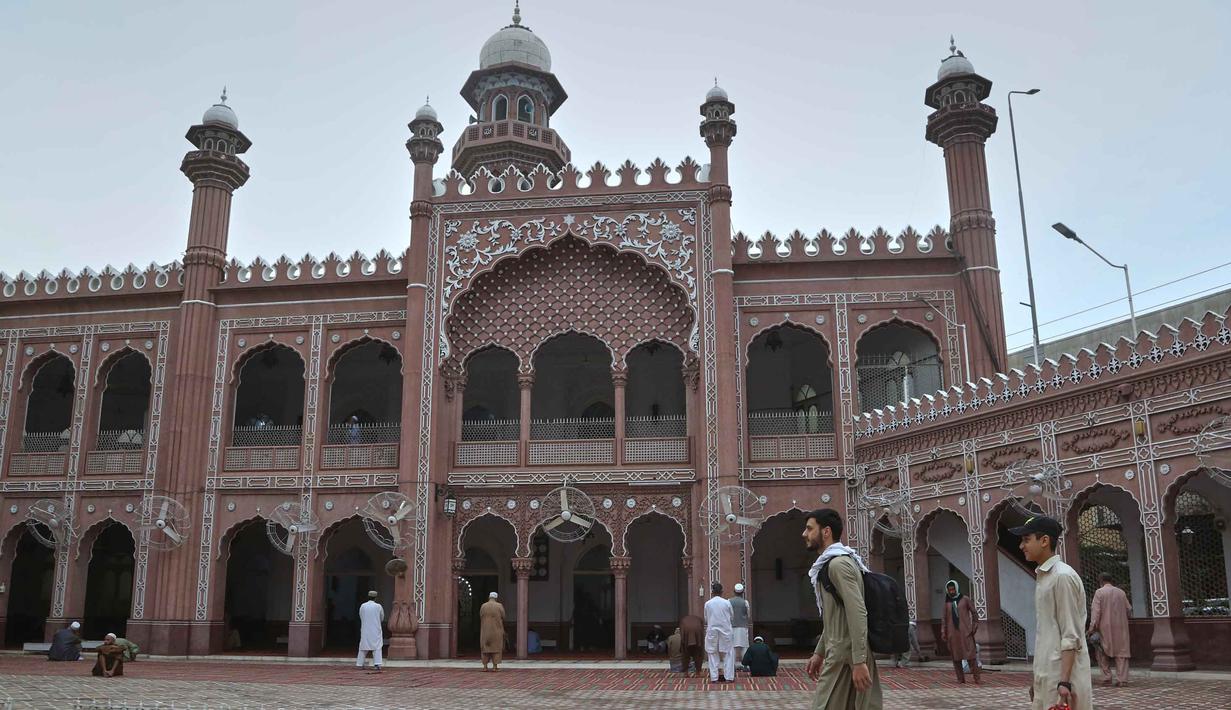 Bagi umat Muslim, Ramadan merupakan bulan dimana keberkahan, ampunan, dan pahala dilipatgandakan. Tampak dalam foto, para jamaah Muslim tiba untuk melaksanakan Itikaf, selama sepuluh hari terakhir bulan Ramadan, di salah satu masjid, di Peshawar, Pakistan, Selasa 10 Maret 2026. (AP Photo/Muhammad Sajjad)