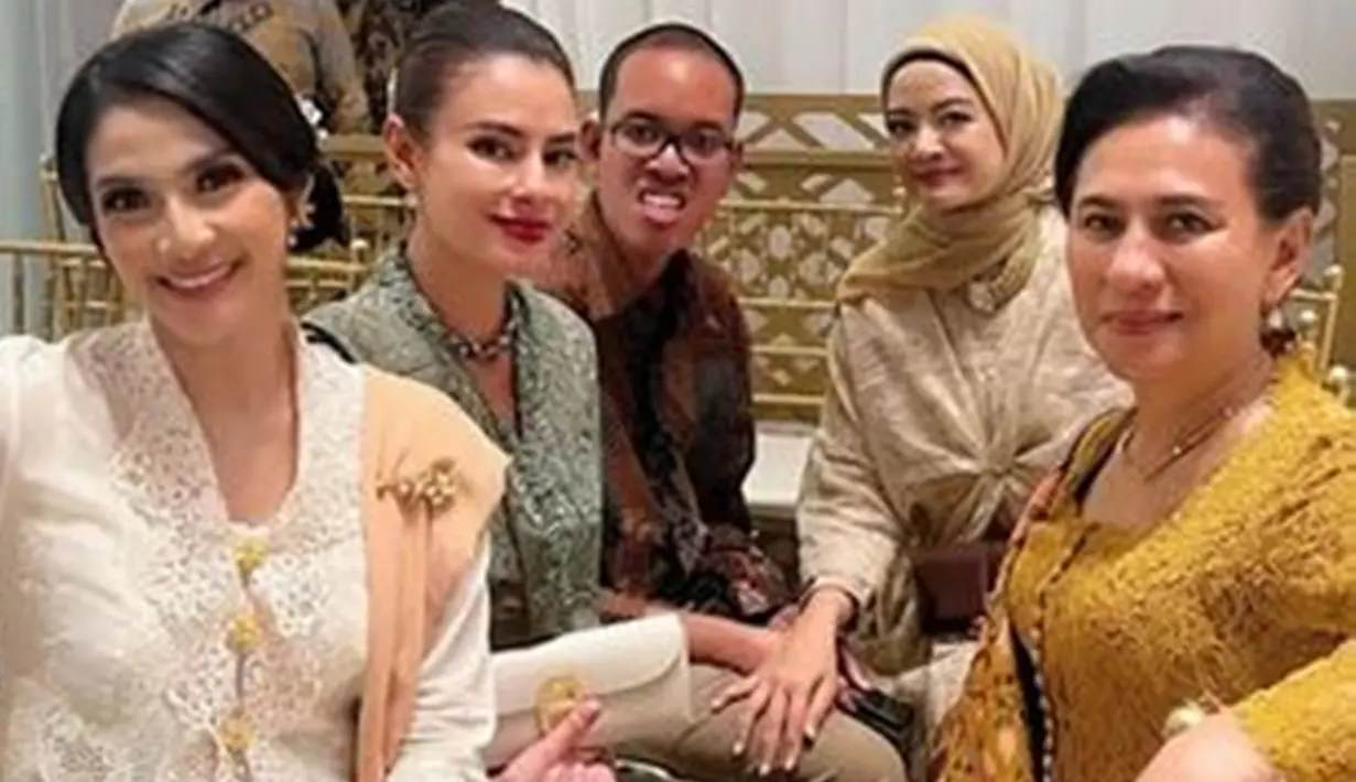 Maudy bukan hanya sekadar MC, tetapi juga berhasil membangun suasana hangat dan meriah dalam acara tersebut. Dengan pembawaannya yang ramah, ia memandu jalannya prosesi pernikahan sambil menonjolkan nilai-nilai budaya Nusantara. Penampilannya mendapat pujian dari para tamu undangan yang hadir. (Liputan6.com/IG/@taraadiandra)