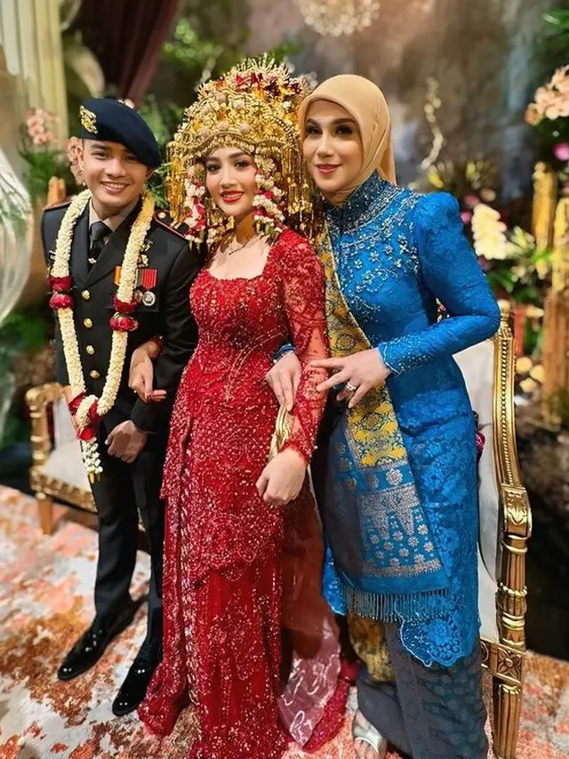 OOTD Artis Berhijab saat Hadir di Resepsi Pernikahan Febby Rastanty dan Ajat.